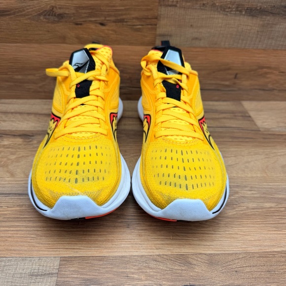 Saucony Kinvara 13 women size 8.5 Running Shoe, VIZIGLD/VIZIRED Yellow Athletic - Picture 3 of 9